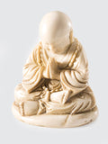 Estatua de monje de Buda rezando de Namaste